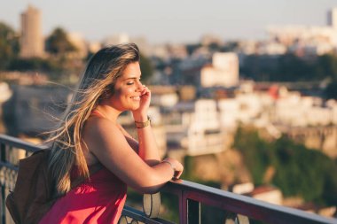 Genç Porto şehrinin tadını çıkarıyor - Portekiz