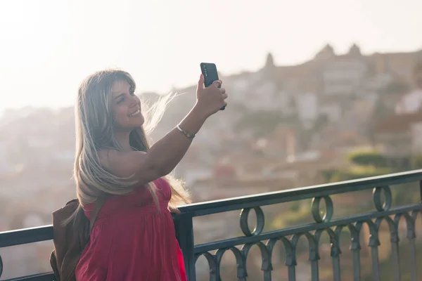 Jóvenes disfrutando de la ciudad de Porto - Portugal — Foto de Stock