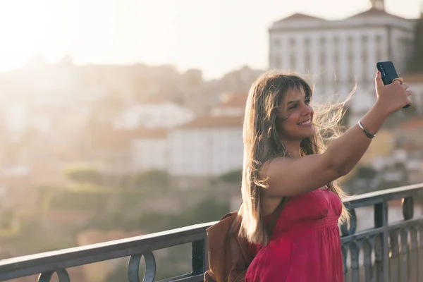 Jóvenes disfrutando de la ciudad de Porto - Portugal — Foto de Stock