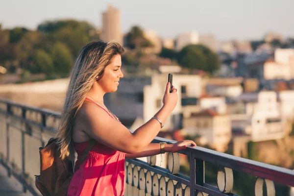 Jong genieten van de stad Porto-Portugal — Stockfoto