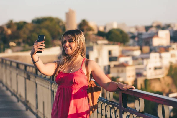 Jóvenes disfrutando de la ciudad de Porto - Portugal — Foto de Stock