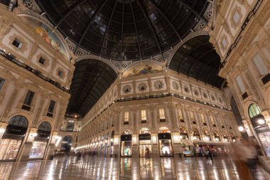 Galleria 'daki Lüks Mağazalar Vittorio Emanuele, Milano' daki alışveriş merkezi