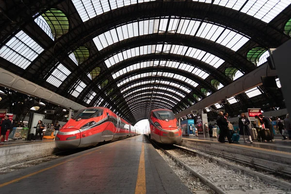 Ludzie Pociągi Dużych Prędkości Dworcu Kolejowym Mediolan Centralny Zdjęcia Stockowe bez tantiem