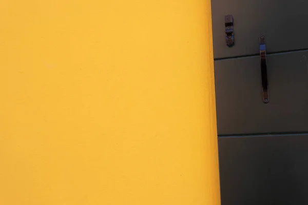 Желтая Стена Дверь Детали Красочных Домов Бурано Венеция Италия Стоковое Изображение