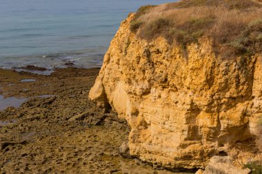 ünlü plajı, Olhos de Agua Albufeira. Bu plaj Algarve bölgesinin ünlü turistik bir parçasıdır.
