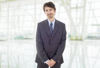 Ofisteki genç iş adamı portresi.