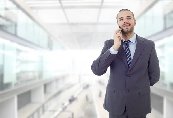 Uomo d'affari felice al telefono, in ufficio — Foto Stock