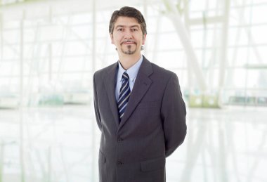 Ofisteki genç iş adamı portresi.