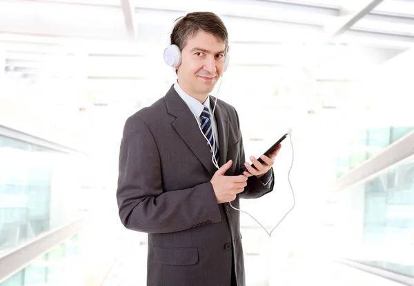 Geschäftsmann Mit Tablet Und Kopfhörer Büro — Stockfoto