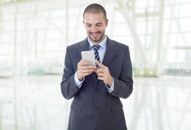 Mutlu iş adamı telefonda, ofiste.