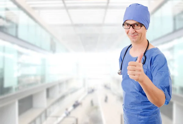 Glücklicher Männlicher Arzt Zeigt Daumen Hoch Krankenhaus — Stockfoto