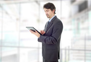 tablet pc ile ofiste çalışan iş adamı