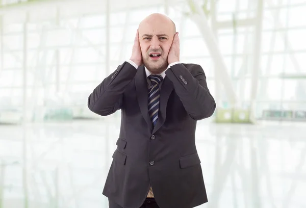 Άνθρωπος Των Επιχειρήσεων Που Καλύπτει Αυτιά Του Αγνοώντας Θόρυβο Στο — Φωτογραφία Αρχείου