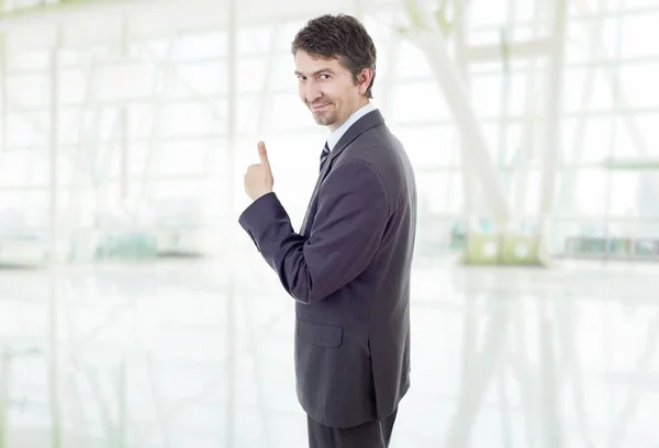 Junger Geschäftsmann Geht Daumen Hoch Büro — Stockfoto