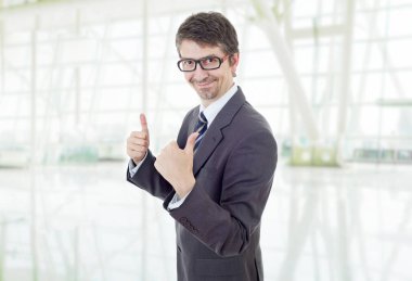 ofiste, başparmak gidiş genç iş adamı
