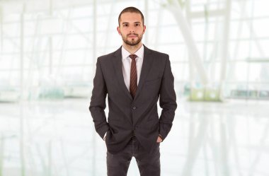 Ofisteki mutlu iş adamı portresi.