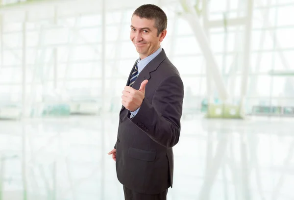 Glücklicher Geschäftsmann Der Büro Den Daumen Nach Oben Hebt — Stockfoto