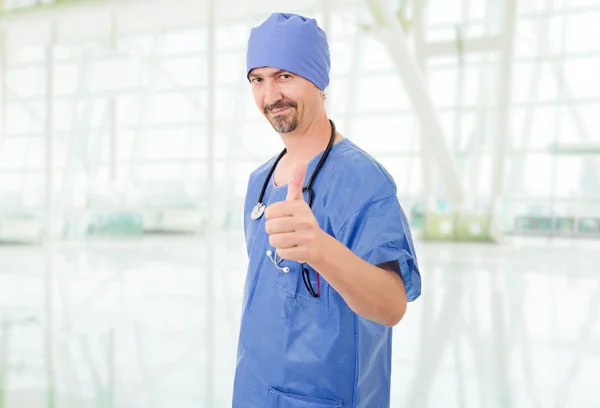 幸せの男性医師が病院で 親指を表示 — ストック写真