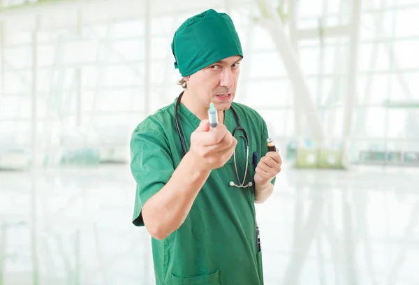 Gekke Dokter Met Een Spuit Het Ziekenhuis — Stockfoto