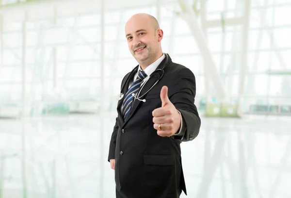 Šťastný Mužský Lékař Jde Palec Nahoru Nemocnici — Stock fotografie