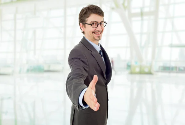 オフィスで手を振るために訴訟を提供するビジネスマン — ストック写真