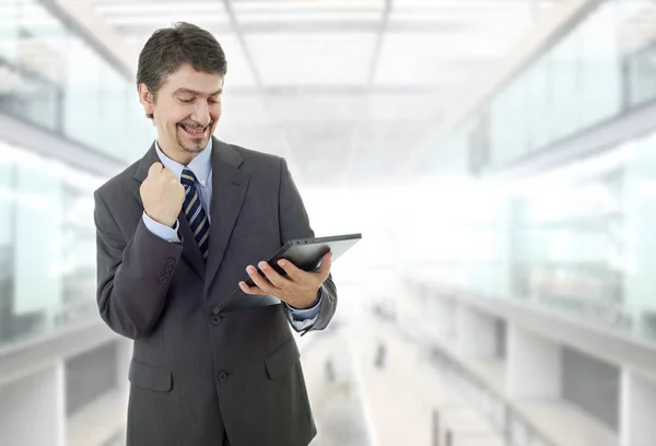 Geschäftsmann Mit Touchpad Des Tablet Pcs Büro — Stockfoto