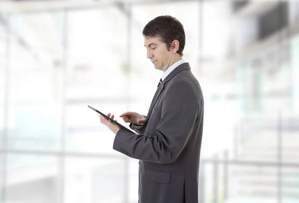 Biznesmen Komputera Typu Tablet Pracując Biurze — Zdjęcie stockowe