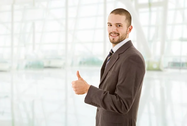 Junger Geschäftsmann Geht Daumen Hoch Büro — Stockfoto