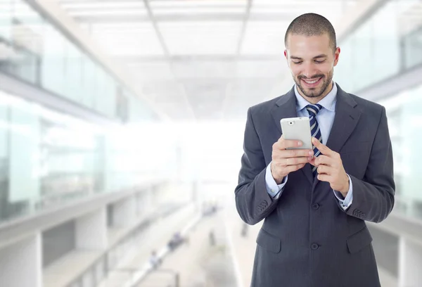 Szczęśliwy Biznesmen Przez Telefon Biurze — Zdjęcie stockowe