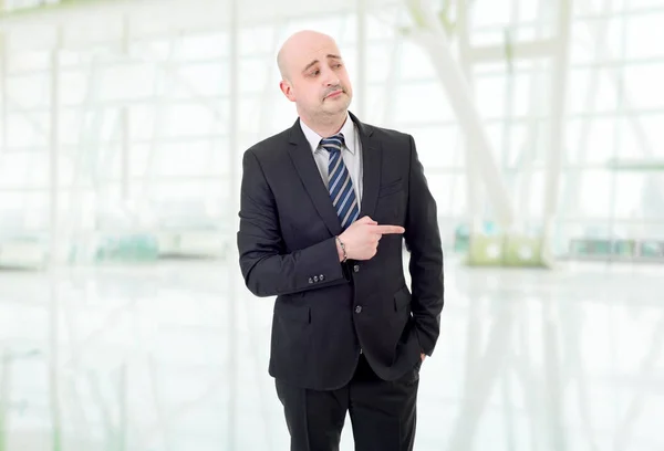 Junger Geschäftsmann Zeigt Auf Das Büro — Stockfoto