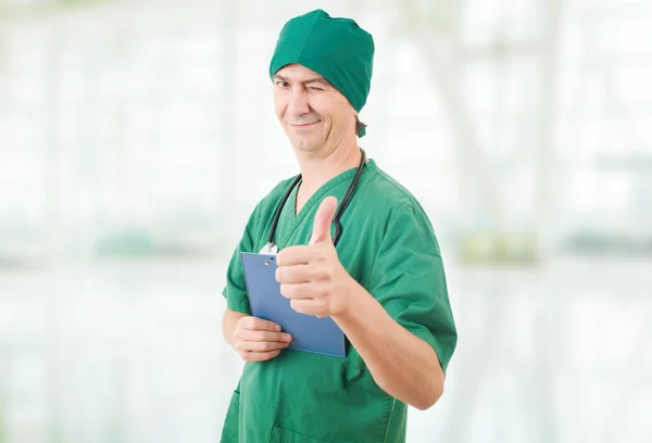 Šťastný Muž Doktor Ukazující Palce Nahoru Nemocnici — Stock fotografie