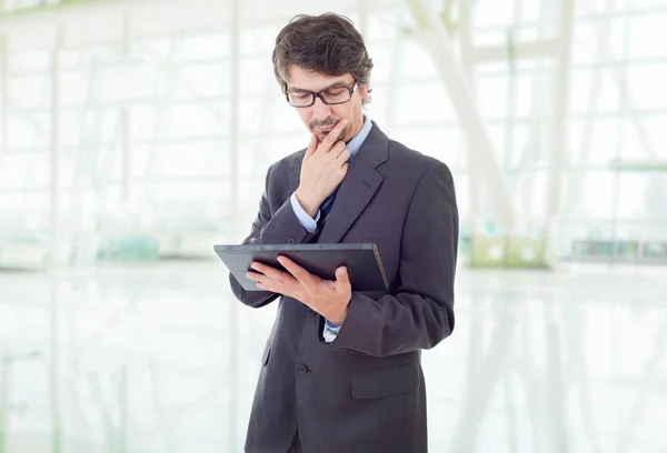 Zakenman Denken Met Een Tablet Kantoor — Stockfoto