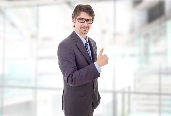 Hombre Negocios Feliz Pulgar Hacia Arriba Oficina — Foto de Stock