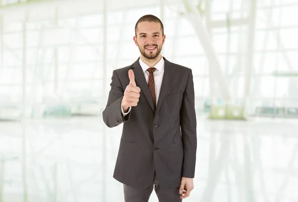 Junger Geschäftsmann Geht Daumen Hoch Büro — Stockfoto