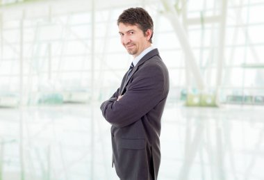 Ofisteki genç iş adamı portresi.