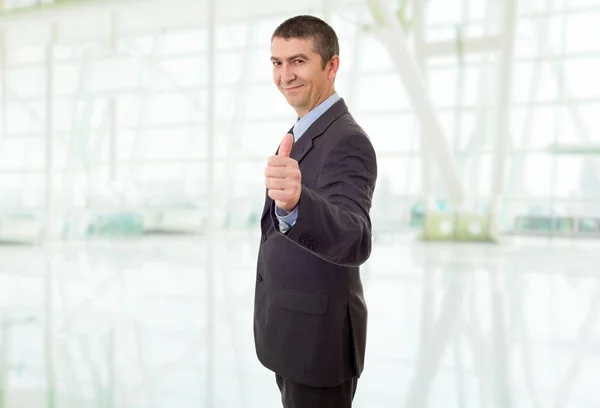 Glücklicher Geschäftsmann Der Büro Den Daumen Nach Oben Hebt — Stockfoto