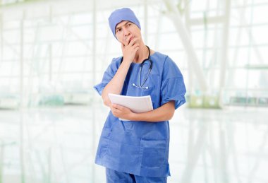 Hastanede notları ile doktor düşünme