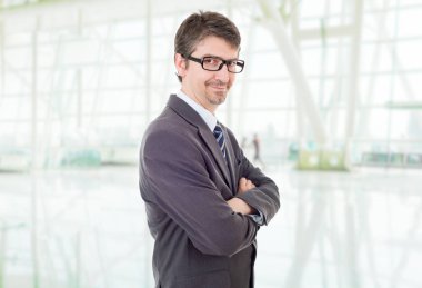 Ofisteki genç iş adamı portresi.