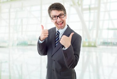 ofiste, başparmak gidiş genç iş adamı
