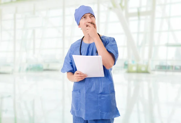 Doctor Pensando Con Sus Notas Hospital — Foto de Stock