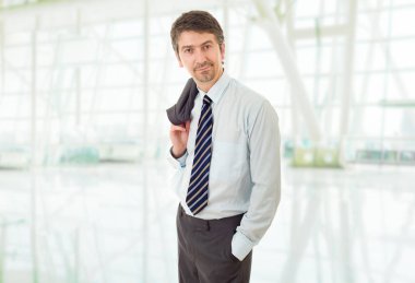 Ofisteki mutlu iş adamı portresi.