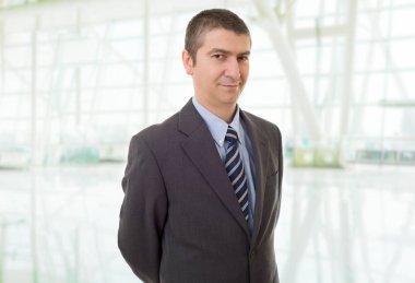 Ofisteki mutlu iş adamı portresi.