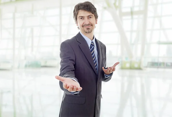 オフィスで手を振るに提供しているスーツのビジネスマン — ストック写真