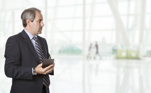 Pensive Volwassen Zakenman Kantoor — Stockfoto