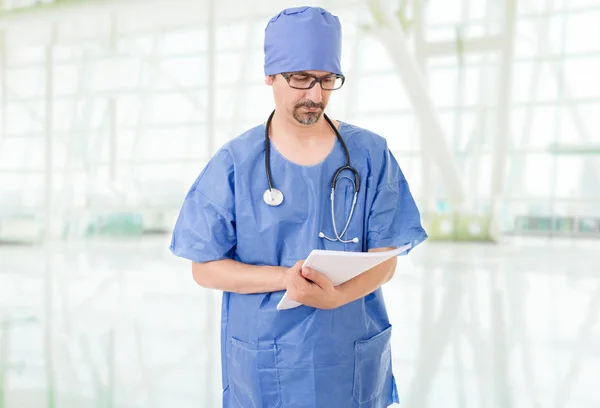 Male Doctor Thinking His Notes Hospital — Stock Photo, Image