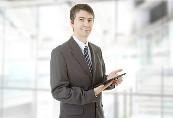 Joven Hombre Negocios Con Una Tableta Oficina — Foto de Stock