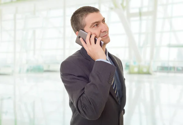 Glücklicher Geschäftsmann Telefon Büro — Stockfoto