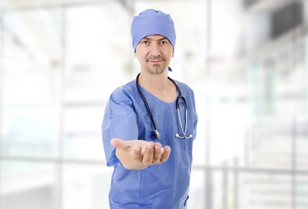 病院で彼の手を提供する幸せの男性医師 — ストック写真