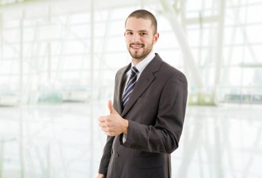 ofiste başparmak yukarı iş adamı