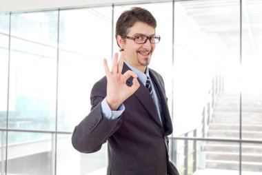 kazanan, ofiste mutlu iş adamı